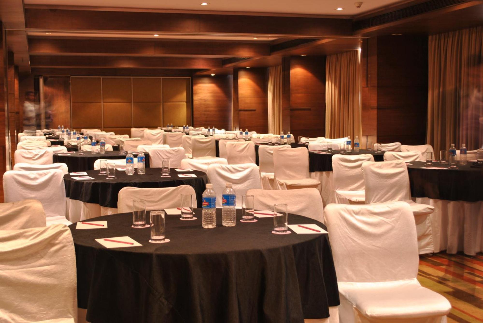 Four Points By Sheraton Ahmedabad Exterior foto